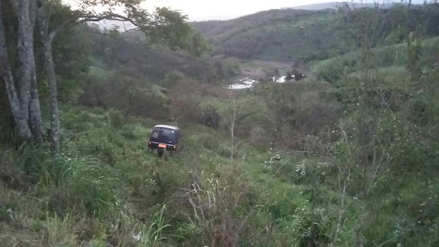 TRASPORTE ALTERNATIVO DESCE RIBANCEIRA E MOTORISTA SAI ILESO