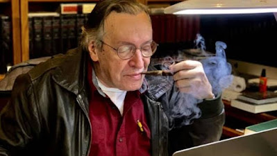 The writer and philosopher Olavo de Carvalho smokes a pipe while reading