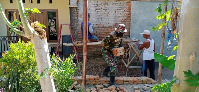 Babinsa Desa Masaran Bantu Renovasi Rumah Warga