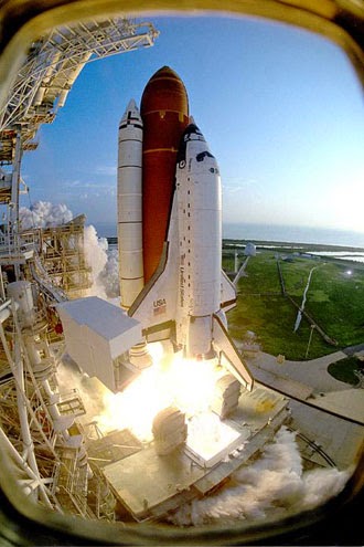 la navette spatiale Discovery décolle Pad B au Centre spatial Kennedy le 12 Septembre, 1993, pour commencer la mission STS-51