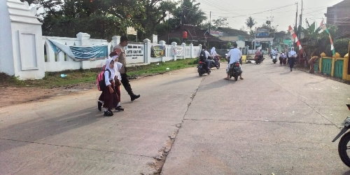 Polsek Kopo Polres Serang Gatur Lalulintas Menyebrangi Anak Sekolah