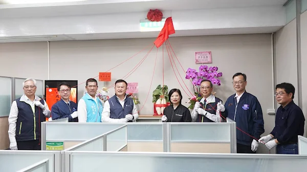 ▲台灣電力公司今天在彰化區處營業大廳舉行「企業服務課」揭牌儀式。（記者林明佑攝）