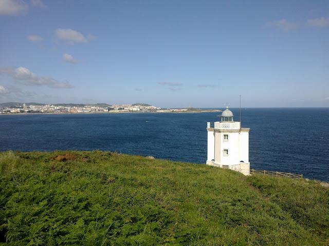 Faro pequeño de Mera en la costa de Oleiros