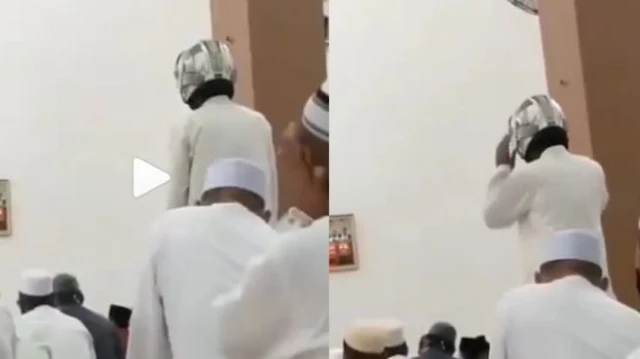 Momen Unik Idul Adha, Jemaah Lain Pakai Peci, Pria Ini Pakai Helm di Masjid