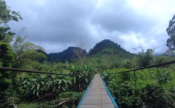 Jalur Jembatan Gantung menuju Air Terjun Sarai Biang