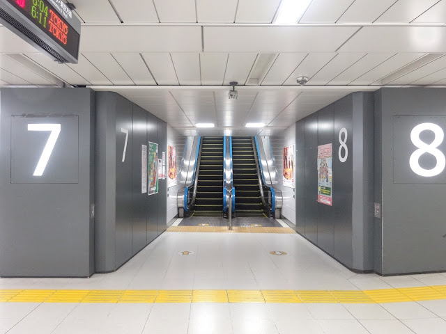 エスカレーター,JR新宿駅〈著作権フリー無料画像〉Free Stock Photos