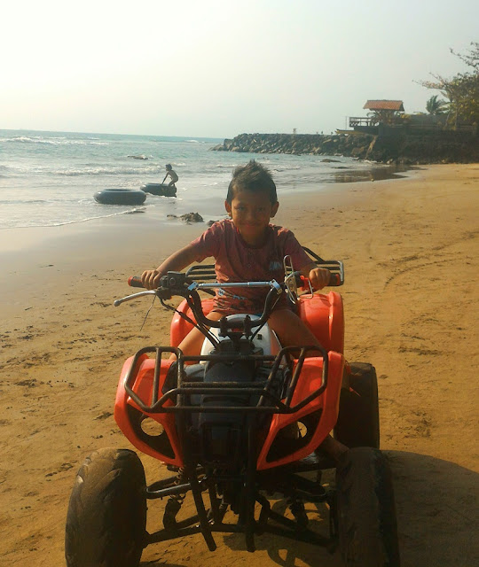 permainan di pantai anyer