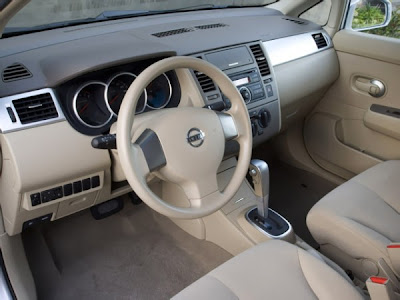 2013 nissan versa hatchback interior