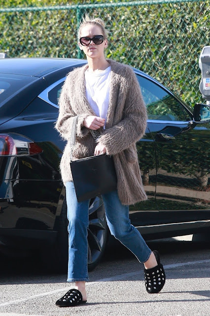 Jennifer Lawrence Picture Casual Outfit Shopping in Beverly Hills 