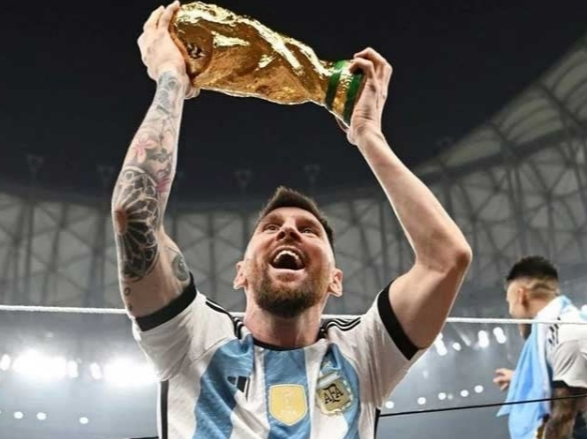 Messi's photo holding the World Cup trophy broke the Instagram record