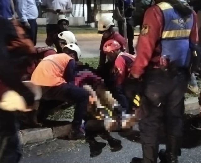 Dos adolescentes heridos tras vuelco de moto en Mérida