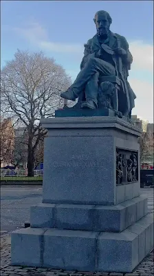 A photo of statue of James Clerk Maxwell