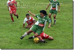 barrida al balon en contienda y segun el arbitro falta