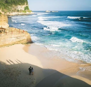 Keindahan Pantai banyu Tibo Pacitan