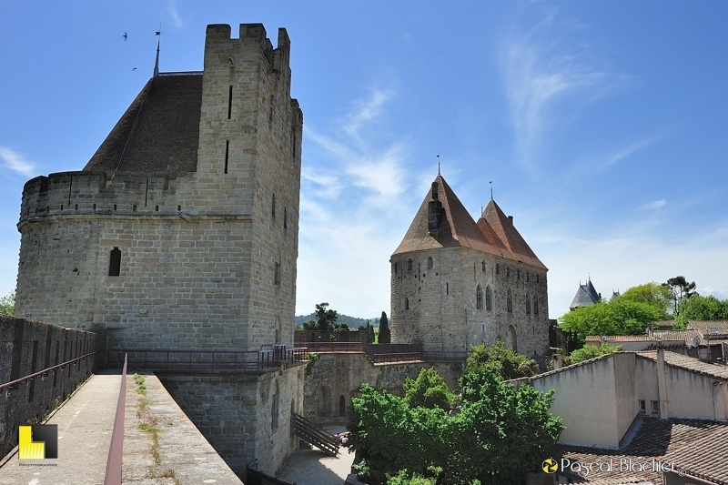 Tour du tréseau et entrée Narbonnaise de la cité de Carcassonne photo pascal blachier