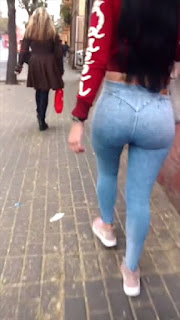 Linda chica jeans lisos nalgas redondas