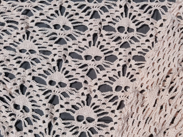 skull shawl crochet rose poudre