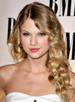  Taylor Swift Romantische Wellig Updo Frisuren für Hochzeit 