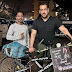 सलमान खान को जन्मदिन की बधाई देने 1100 किलोमीटर साइकिल चलाकर जबलपुर से मुंबई पहुंचा युवक A young man reached Mumbai from Jabalpur by cycling 1100 kilometers to wish Salman Khan on his birthday