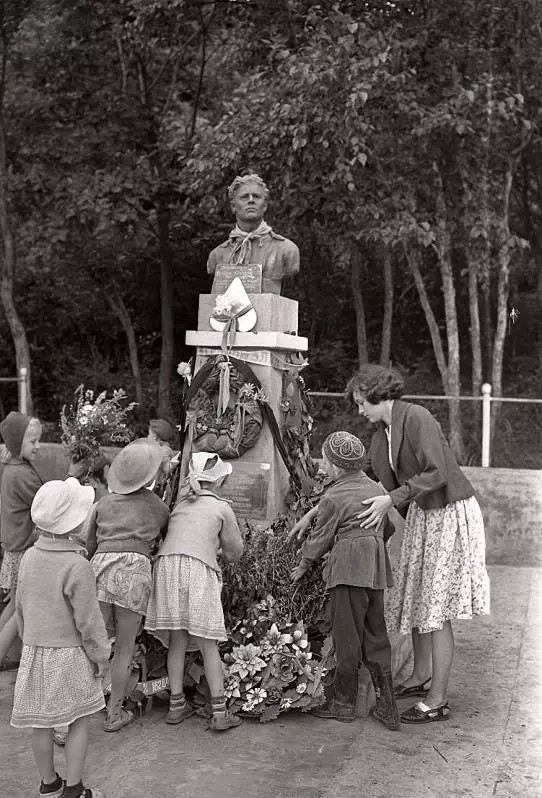 Памятник Виталию Баневуру