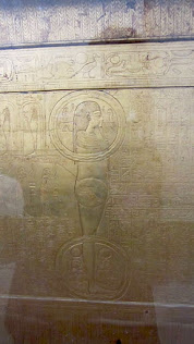 Homossexualidade no Egito Antigo - Rá, Osíris, Rei Neferkare e General Sasenet - Gigante Rá-Osíris, os dois deuses fundidos num só. Sarcófago de Tutancâmon