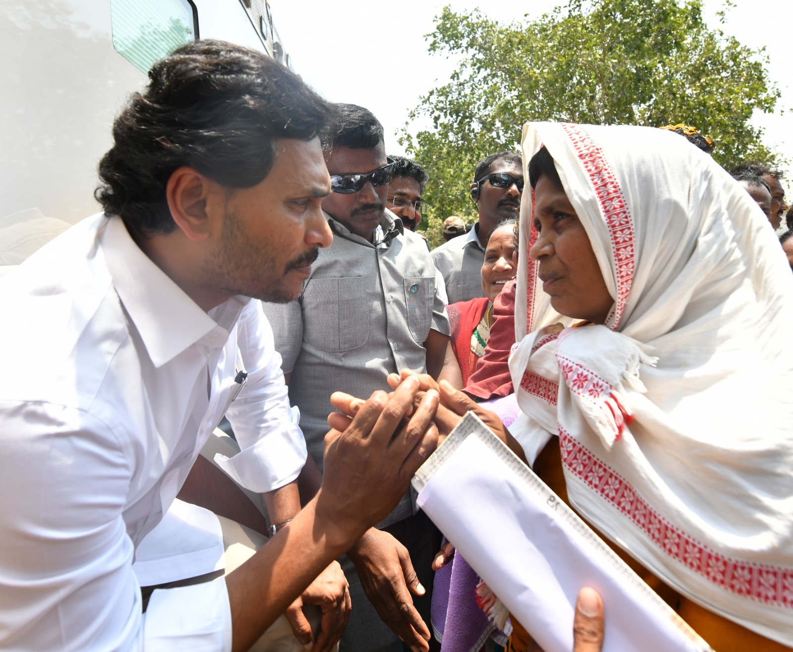 Cm YS Jagan is moving forward by supporting those who have come for help in Prakasam district.