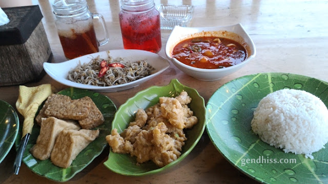 Menu yang kami pesan di Kampung Oelin