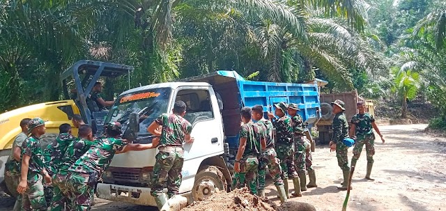 Satukan Tenaga, Satgas TMMD Kodim 0204/DS Evakuasi Truk Material Terjebak Lumpur