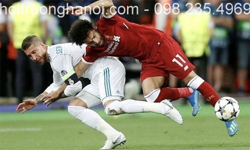 Ramos vật ngã khiến Salah không thể thi đấu tiếp do chấn thương trong trận chung kết. 