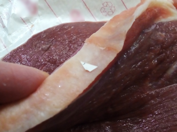 Frammento di plastica sulla carne