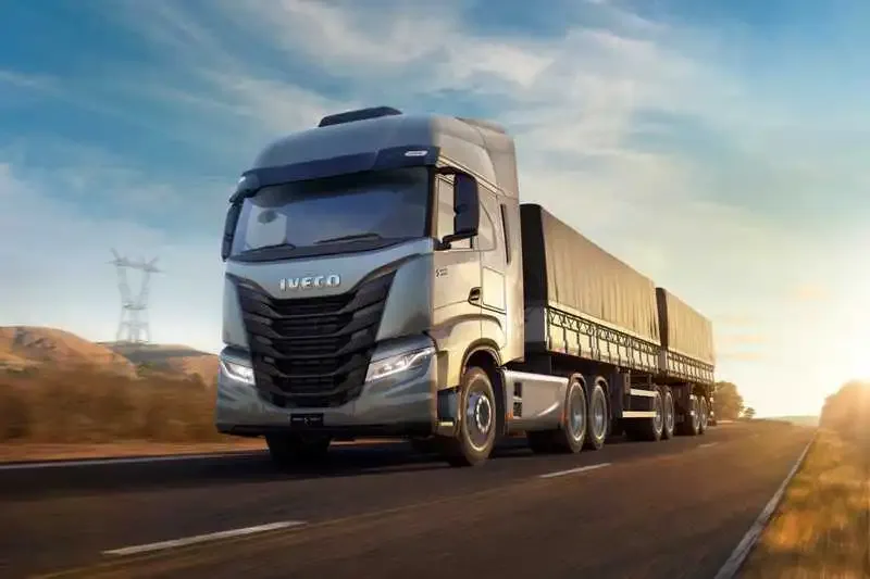 IVECO S-Way cinza puxando bitrem graneleiro