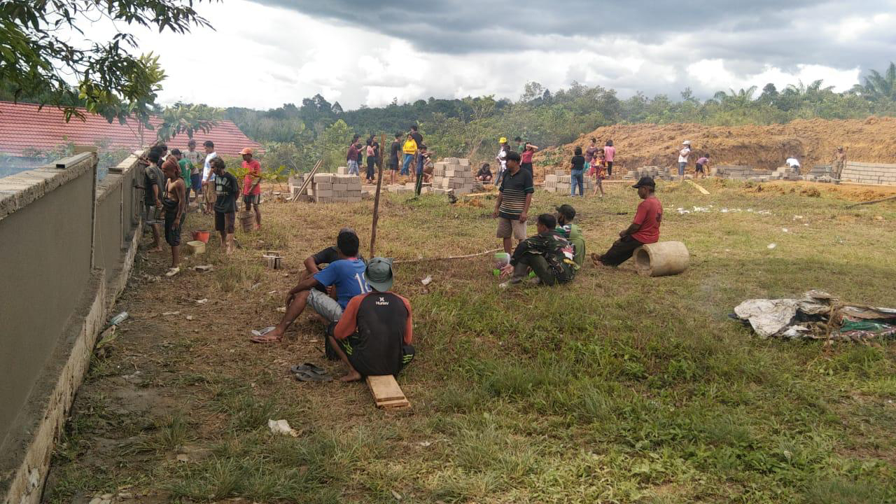 Antusias Warga Membantu Satgas TMMD ke-111 Kodim 1202/Singkawang Pengerjaan Pagar Gereja