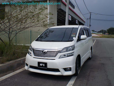 White colour Toyota Vellfire