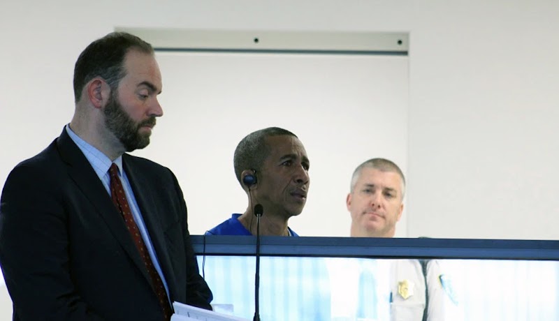 Dominicano acusado de asesinar adolescente hace 30 años en Massachusetts se declara inocente y llora en la corte