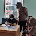 Personil Polres Mura Kawal Pembagian BLT.