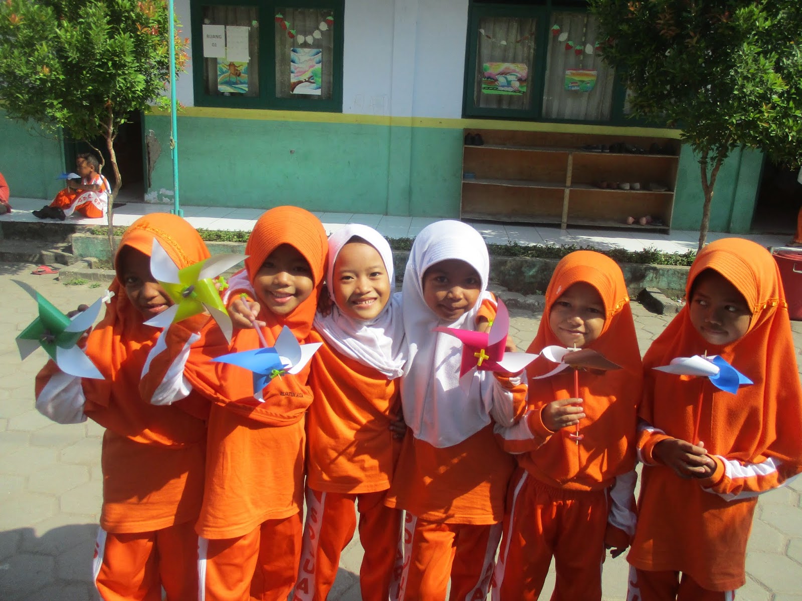 Siswa Kelas 1 SD Juara Cilegon Berkreasi Membuat Kincir Angin