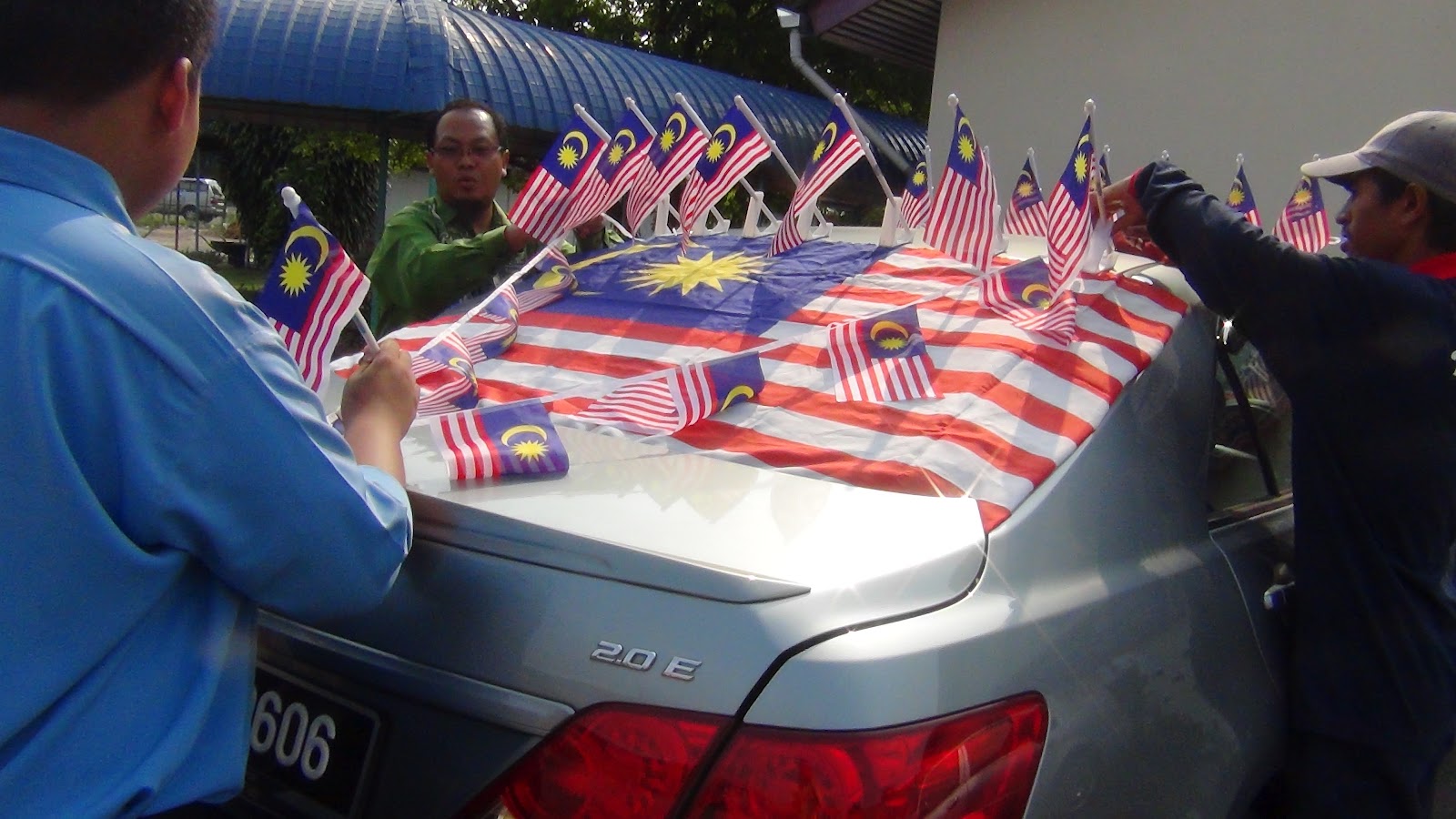 Hias Basikal Dengan Bendera Malaysia