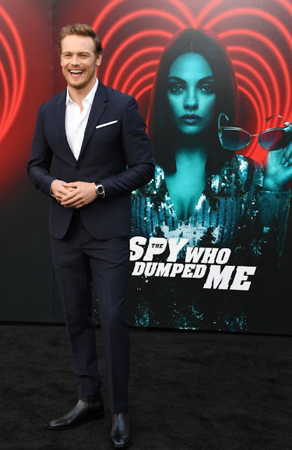 Sam Heughan posa frente al carte del "The spy who dumped me"