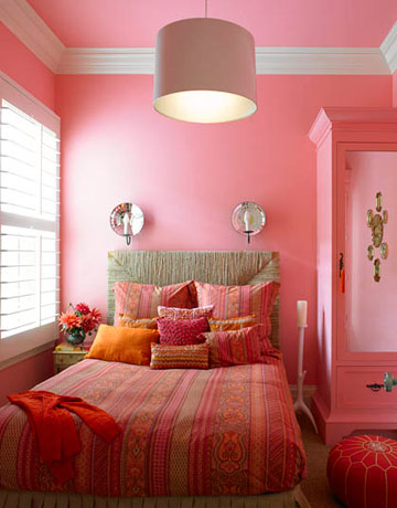 same colour on walls and ceiling bedroom