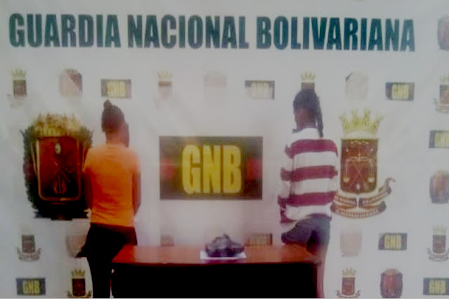 Venezolana traficaba droga escondiéndola en la espalda de su hijo de 3 años