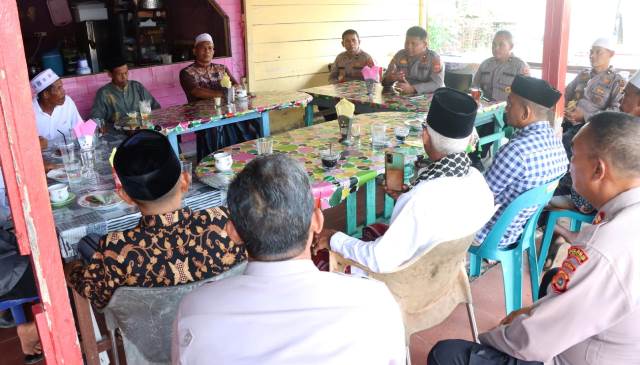 Usai Sholat Jum’at, Wakapolres Aceh Timur Tampung Aspirasi Warga Peudawa