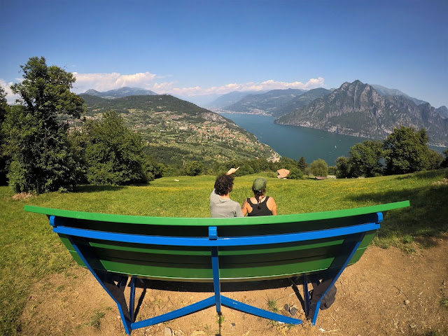 panchina gigante verde lago d'Iseo