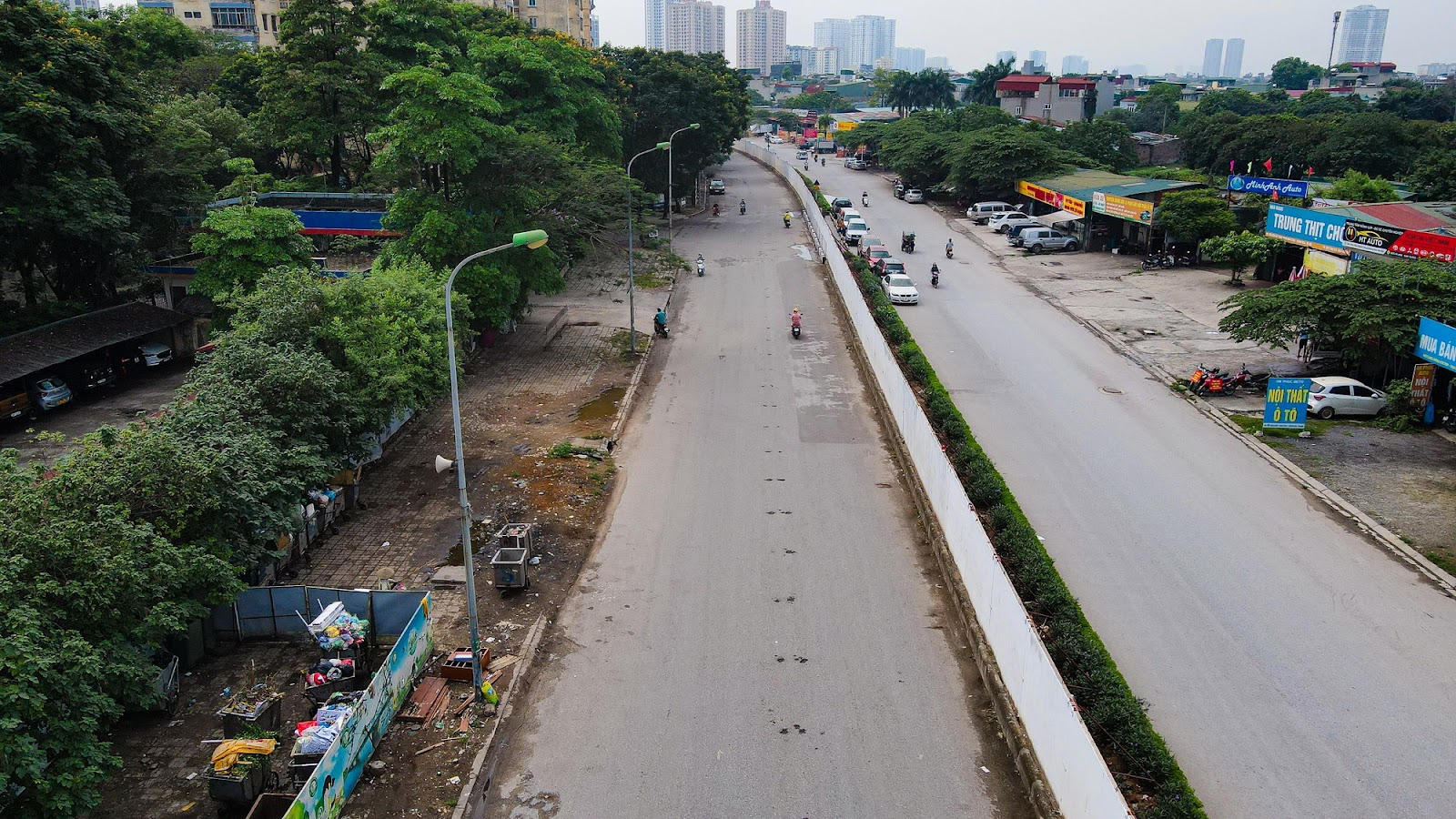 Cận cảnh 500 m hàng rào bêtông bịt kín lối đi khiến người dân khổ sở - Ảnh 3.