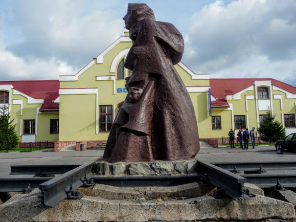 Самбір. Пам'ятник депортованим українцям