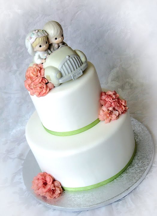 simple wedding cakes with flowers. Use fresh flowers or the cake