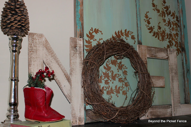 Reclaimed wood NOEL http://bec4-beyondthepicketfence.blogspot.com/2012/11/12-days-of-christmas-day-2.html