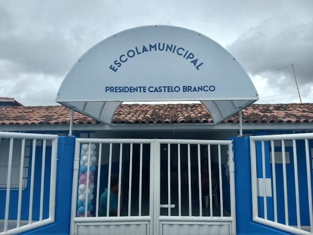 Prefeito Rozálio entrega escola totalmente reformada na zona rural de São Felipe.