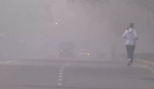 Delhi Pollution: दमघोंटू हवा के बाद दिल्ली को थोड़ी राहत, गंभीर श्रेणी से नीचे आया AQI; लेकिन नहीं सुधरेंगे हालात