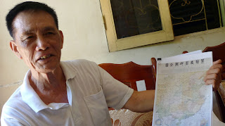 Tiến sĩ Mai Hồng đã cất giữ tấm bản đồ quý chứng minh các quần đảo biển Đông không phải của Trung Quốc - Ảnh: Việt Dũng