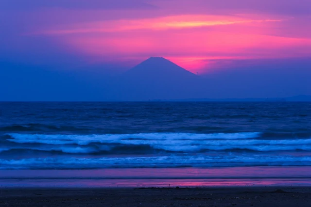 夕焼けと富士山～岩井海岸（南房総市）